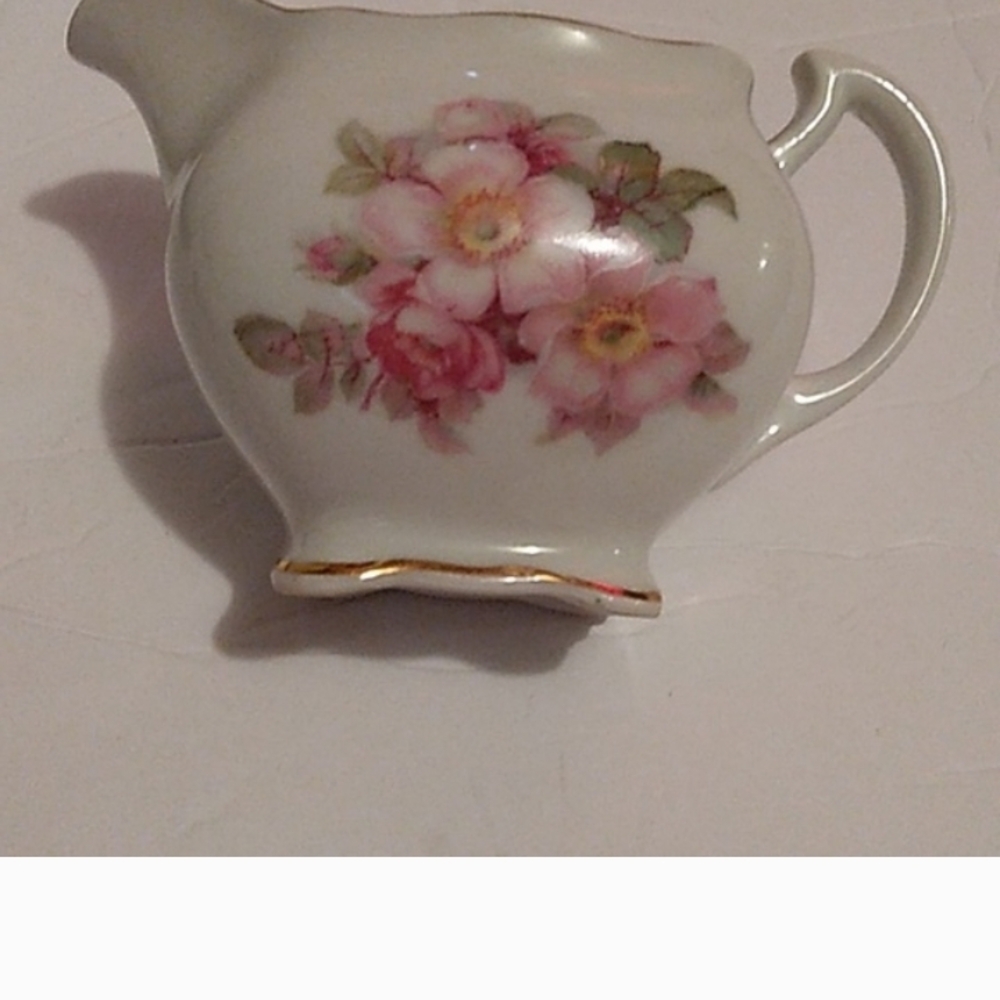 Elegant White and Gold Tea Set - Picture 7 of 8
